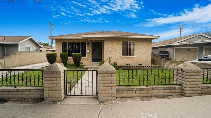 Exterior, Facade, Ranch