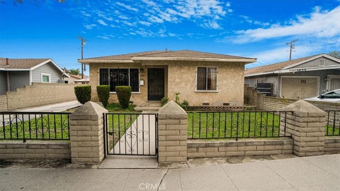Exterior, Facade, Ranch