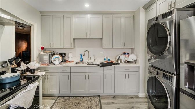 Interior, Recessed Lighting, Washer, Wood Texture Flooring