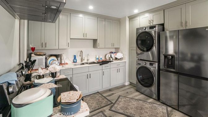Interior, Recessed Lighting, Washer, Wood Texture Flooring