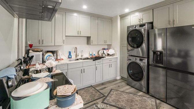 Interior, Recessed Lighting, Washer, Wood Texture Flooring