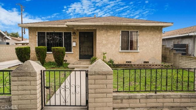 Exterior, Facade, Ranch