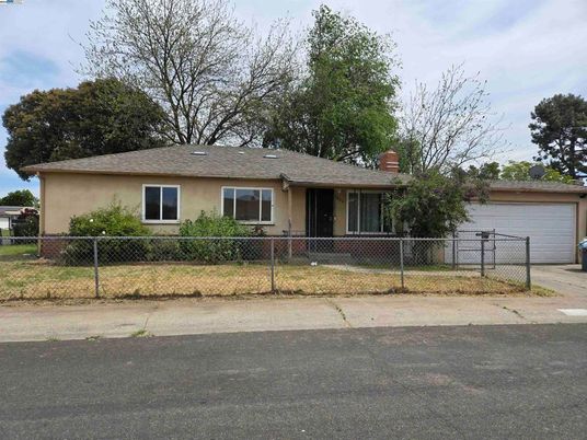 Attached, Exterior, Facade, Ranch