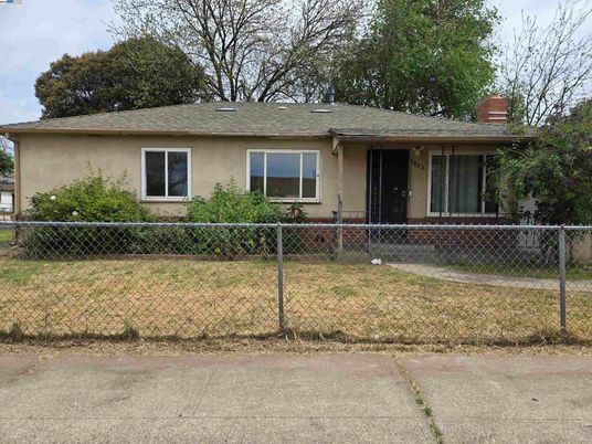 Backyard, Exterior, Facade, Ranch