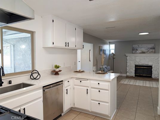 Fireplace, Interior, Kitchen, Recessed Lighting