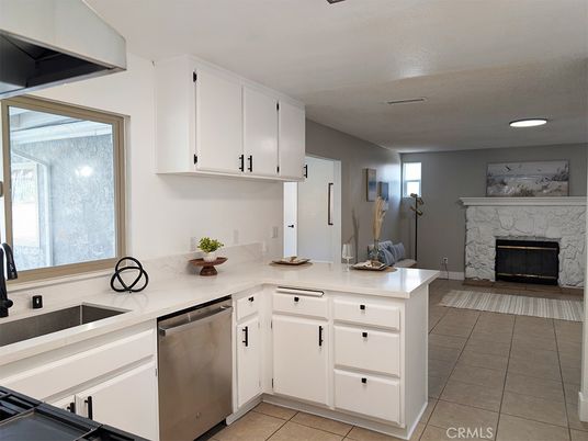 Fireplace, Interior, Kitchen, Recessed Lighting