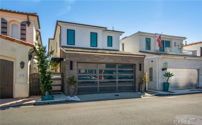 Attached, Exterior, Facade, Mediterranean