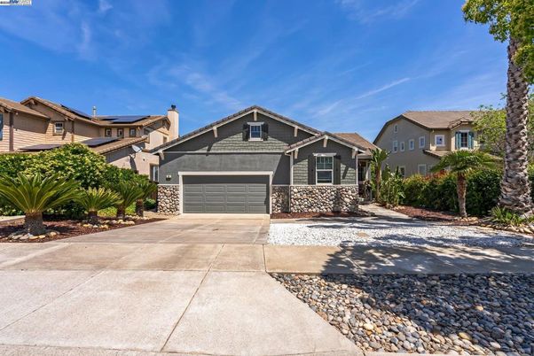 Attached, Exterior, Facade, Solar Panels, American Craftsman