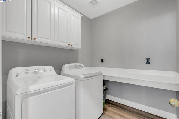 Interior, Washer, Wood Texture Flooring