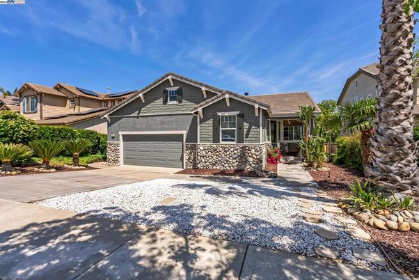 Attached, Exterior, Facade, American Craftsman