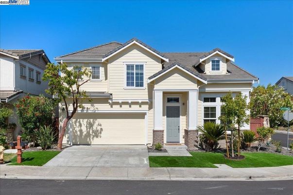 Attached, Exterior, Facade, American Craftsman