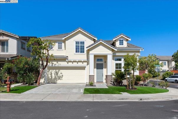 Attached, Exterior, Facade, American Craftsman