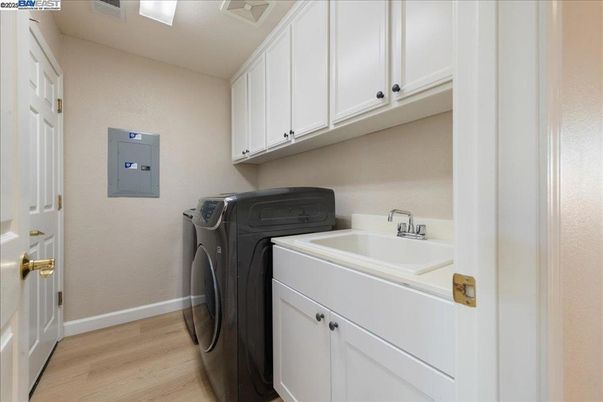 Interior, Washer, Wood Texture Flooring