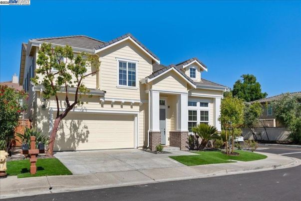 Attached, Exterior, Facade, American Craftsman