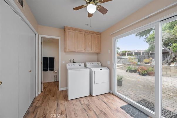 Interior, Washer, Wood Texture Flooring