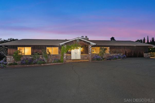 Exterior, Facade, Ranch