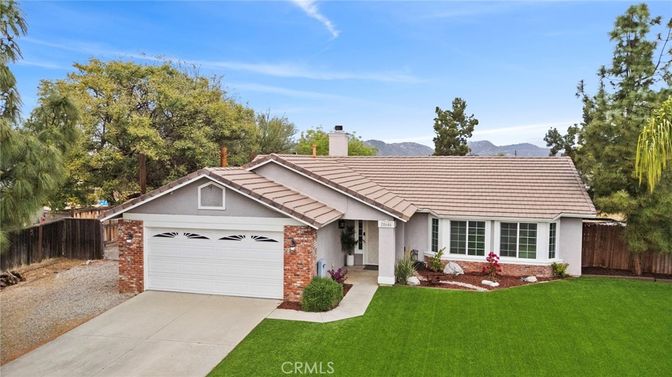 Attached, Exterior, Facade, Ranch
