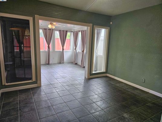 Empty room, Interior