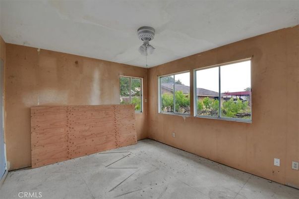 Empty room, Interior