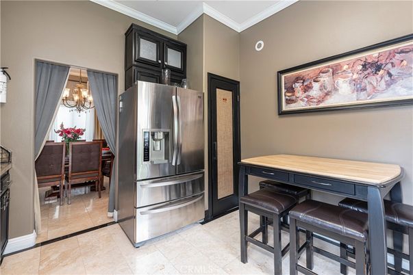 Chandelier, Dining room, Interior, Kitchen, Stainless Steel Appliances