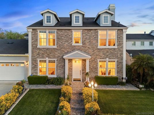 Attached, Exterior, Facade, Brick Facade, Georgian