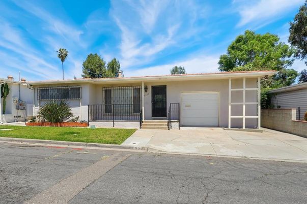 Attached, Exterior, Facade, Ranch