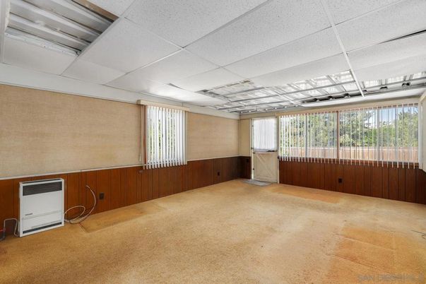 Empty room, Interior