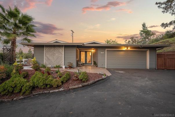Attached, Exterior, Facade, Ranch
