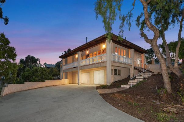 Attached, Exterior, Facade, Modern