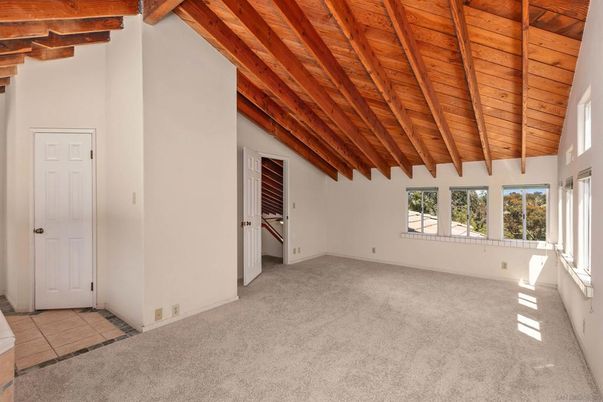 Empty room, Interior, Wooden Beams, Wooden Ceilings