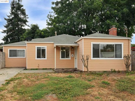 Exterior, Facade, Ranch
