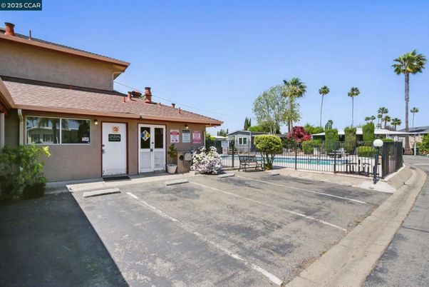 Exterior, Facade, Ranch