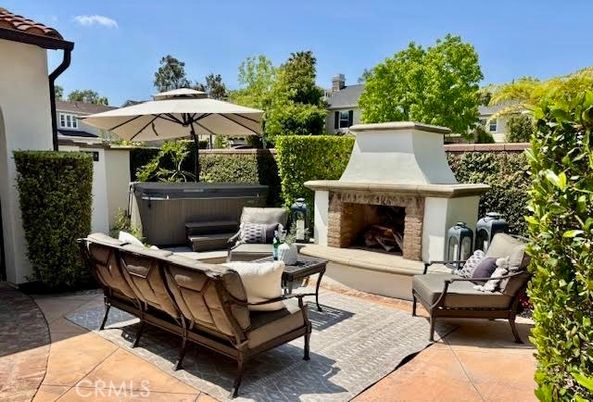Exterior, Fireplace, Hot Tub