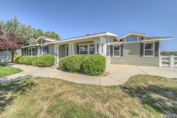 Exterior, Facade, Ranch