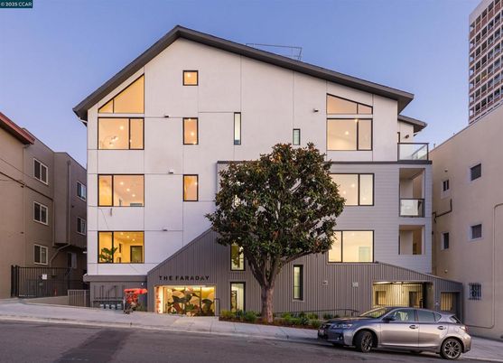 Exterior, Facade, Modern