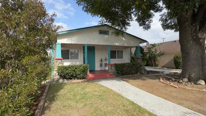 Exterior, Facade, Ranch