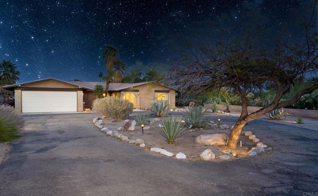 Attached, Exterior, Facade, Ranch