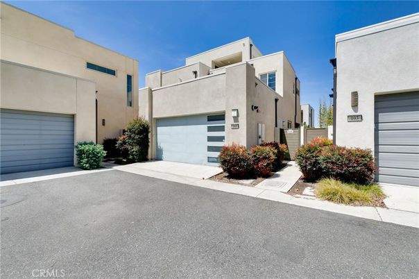 Attached, Exterior, Facade, Modern