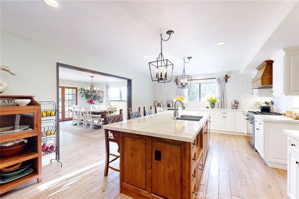 Chandelier, Dining room, Interior, Kitchen, Pendant Lights, Recessed Lighting, Stainless Steel Appliances, Wood Texture Flooring