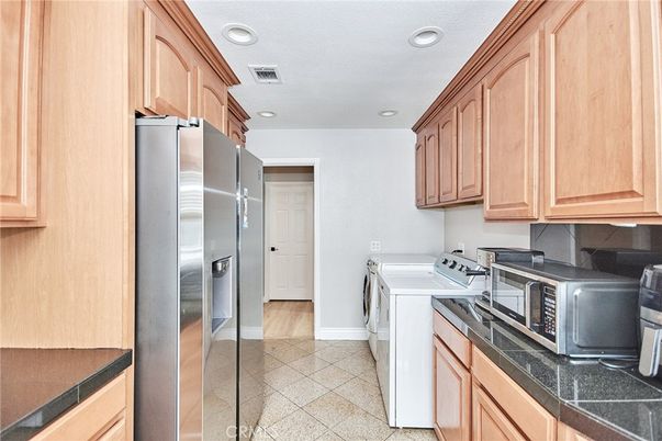 Interior, Recessed Lighting, Washer, Wood Texture Flooring