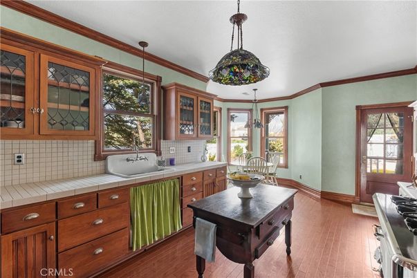 Dining room, Interior, Kitchen, Pendant Lights, Tile Countertops, Wood Texture Flooring