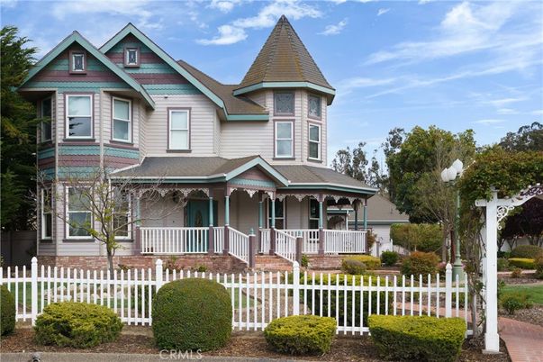 Exterior, Facade, Queen Anne Victorian