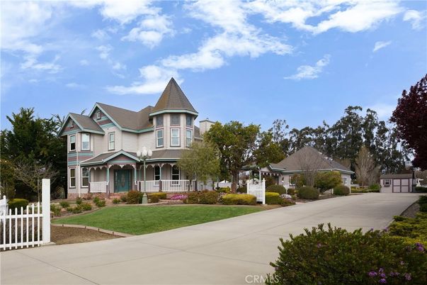 Backyard, Exterior, Facade, Queen Anne Victorian