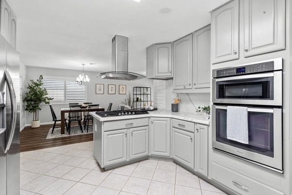 Chandelier, Dining room, Interior, Kitchen, Stainless Steel Appliances, Wood Texture Flooring