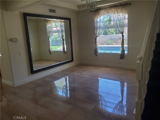 Empty room, Interior