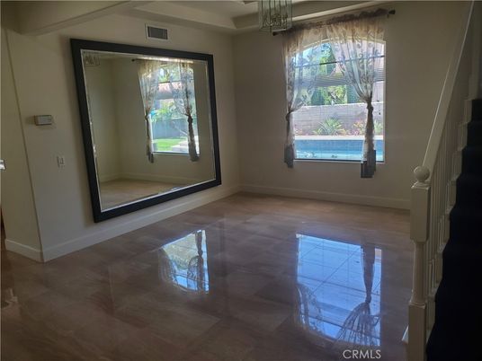 Empty room, Interior