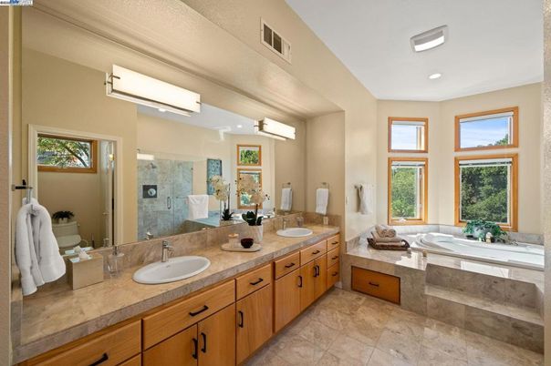 Bathroom, Dual Sink Vanities, Interior, Recessed Lighting
