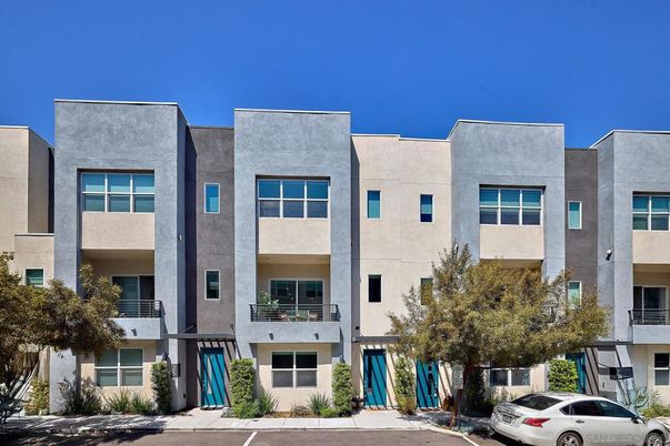 Exterior, Facade, Modern