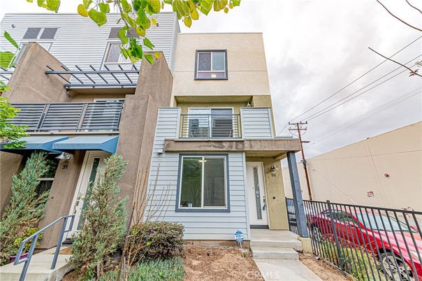 Exterior, Facade, Rowhouse