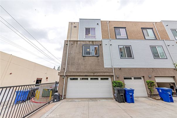 Attached, Exterior, Facade, Rowhouse